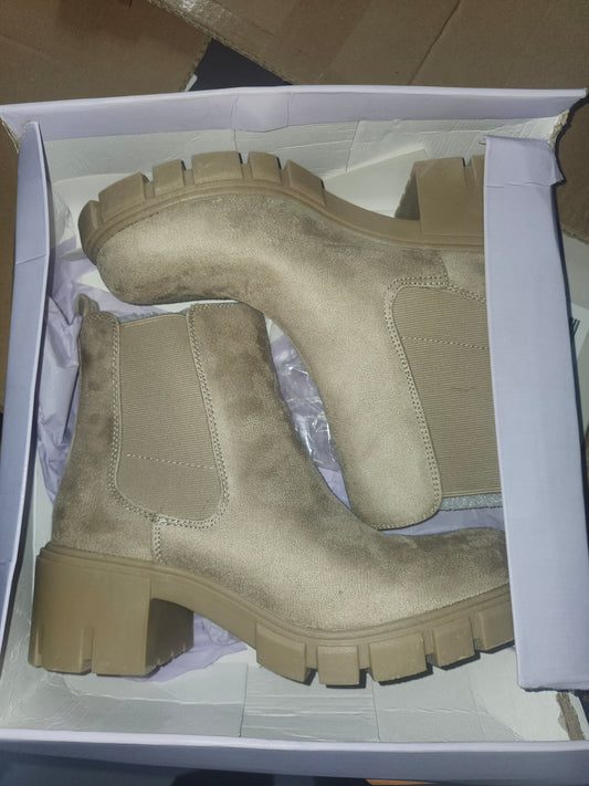 Madden Girl Tessa Chelsea Boots Laceless Round Toe US 9