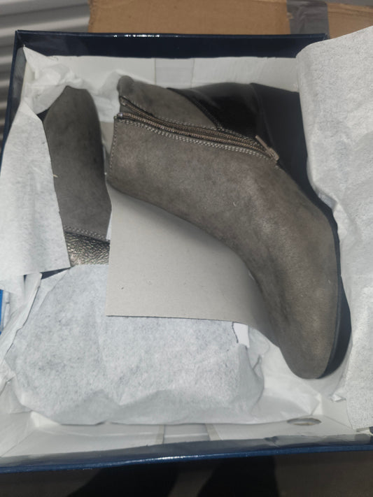 Karen Scott Carina Booties Size 10M Women's Shoes