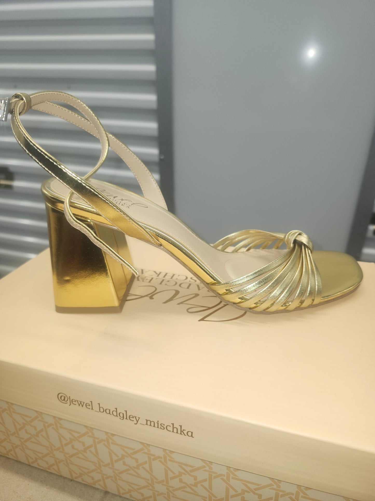 Jewel Badgley Mischka Nariah Gold Leather Sandals, Size 8.5MUS