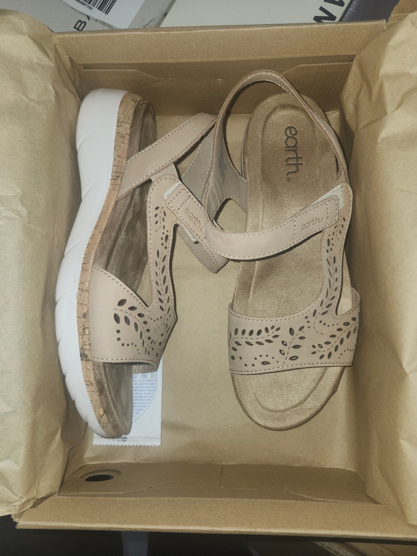 Earth Womens Tan Sandal Size 8.5W