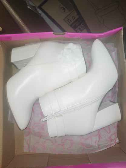 Sugar Evvie Bloom Dress Booties White, Size 7MUS