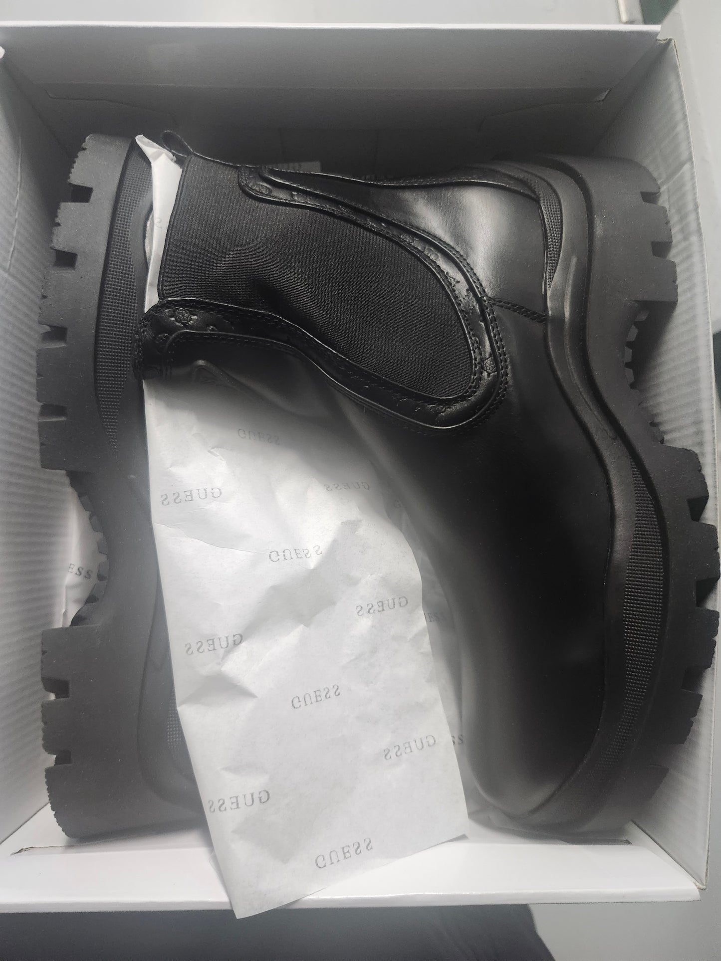 GUESS Women's Yesses Triple Triangle Lug Sole Gore Chelsea Boots Size 9.5MUS