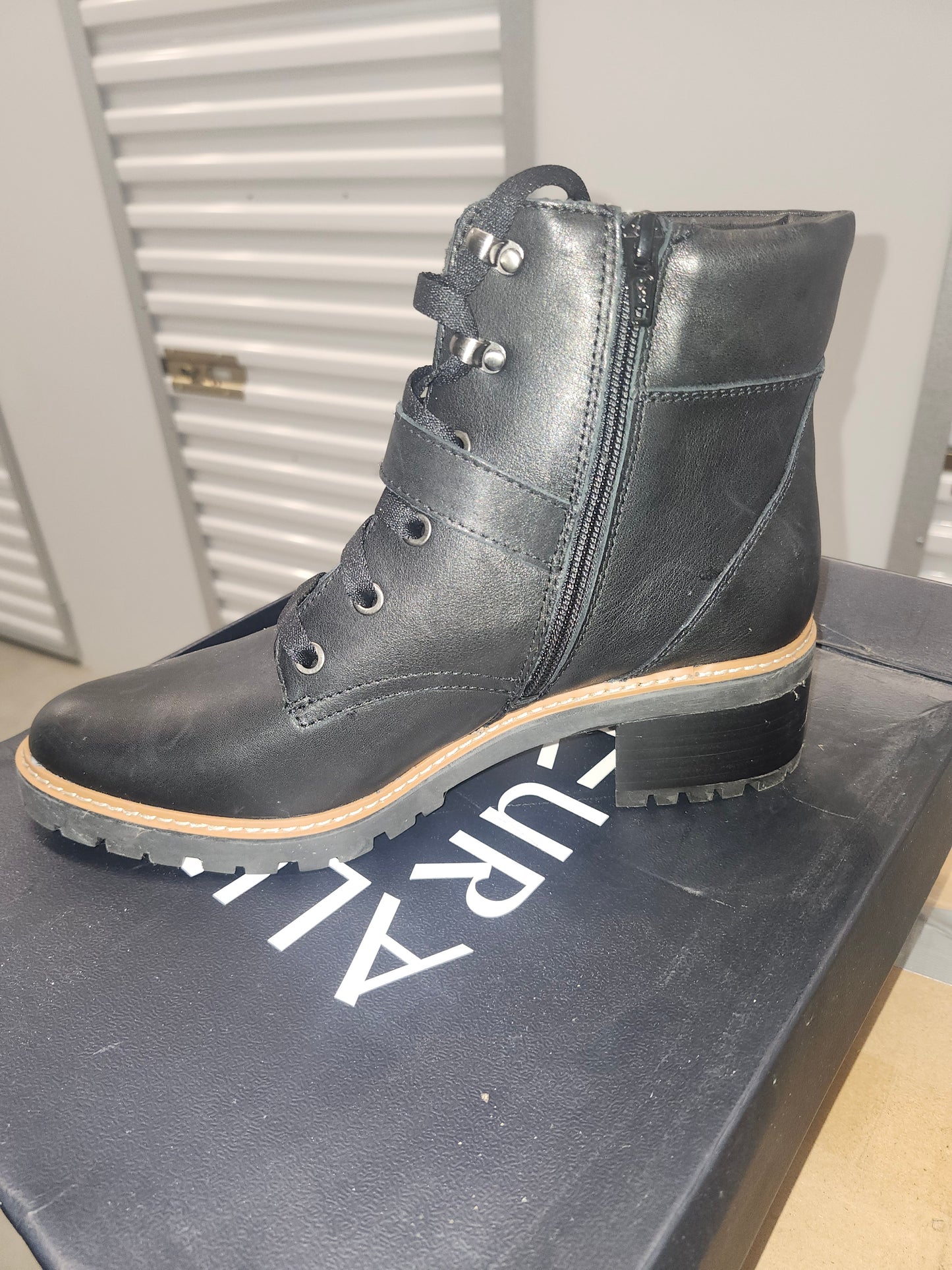 Naturalizer Tia Lace Up Booties Size 9.5 B