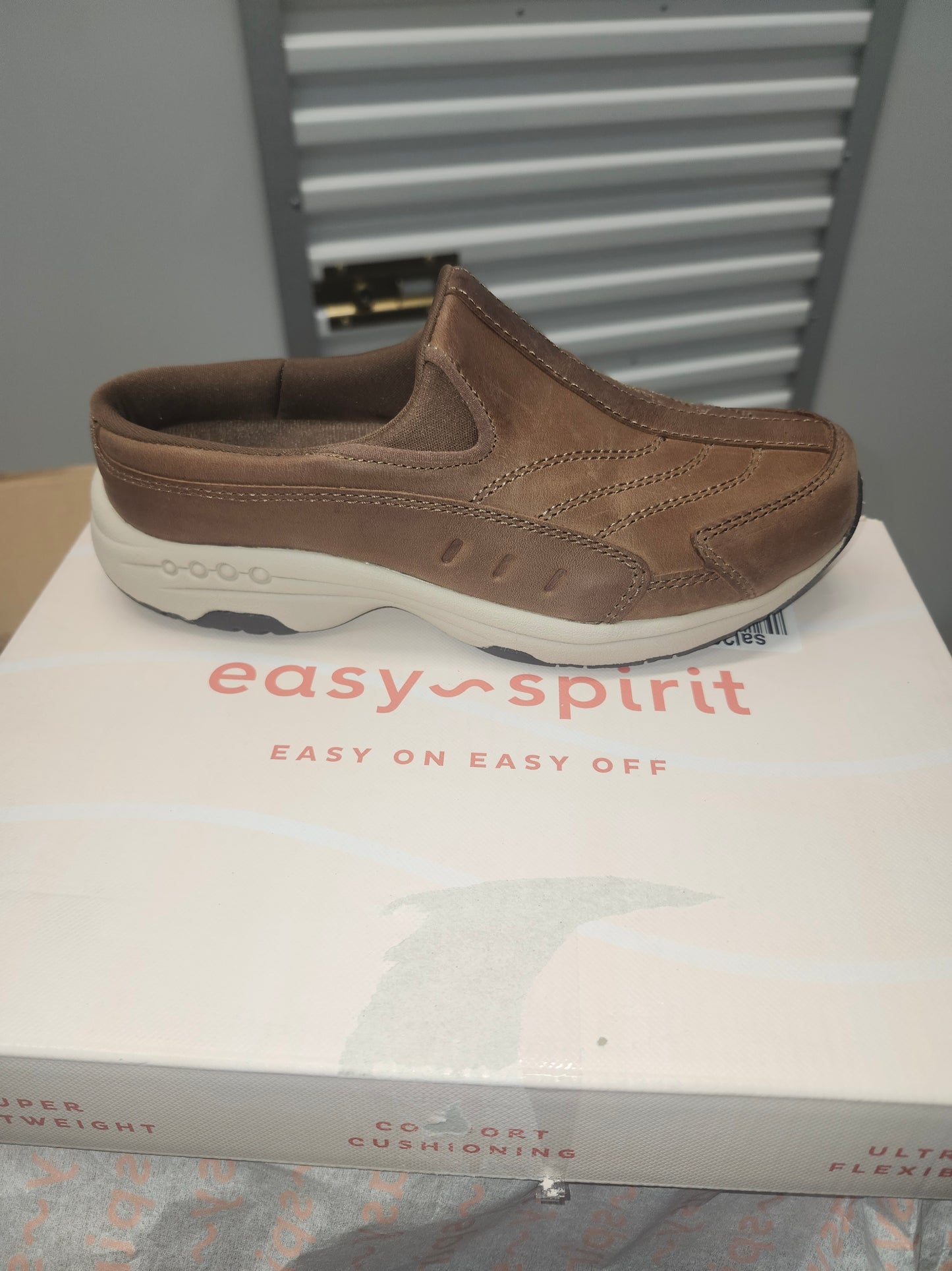Easy Spirit Traveltime 698 Medium Natural Leather Shoes, Size 5