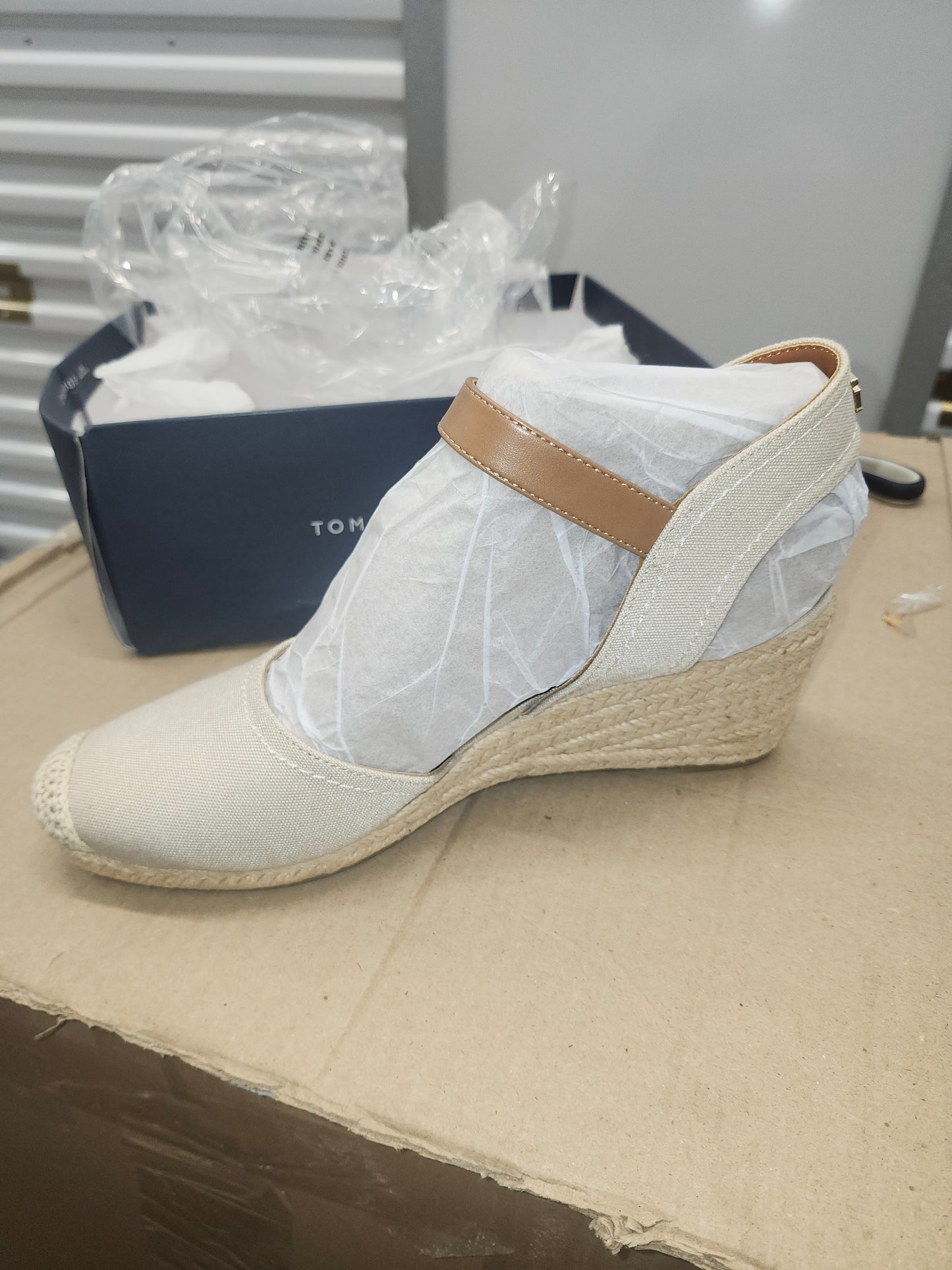 Tommy Hilfiger Nilsa2 Tan Sandal, Women's Size 11 Medium