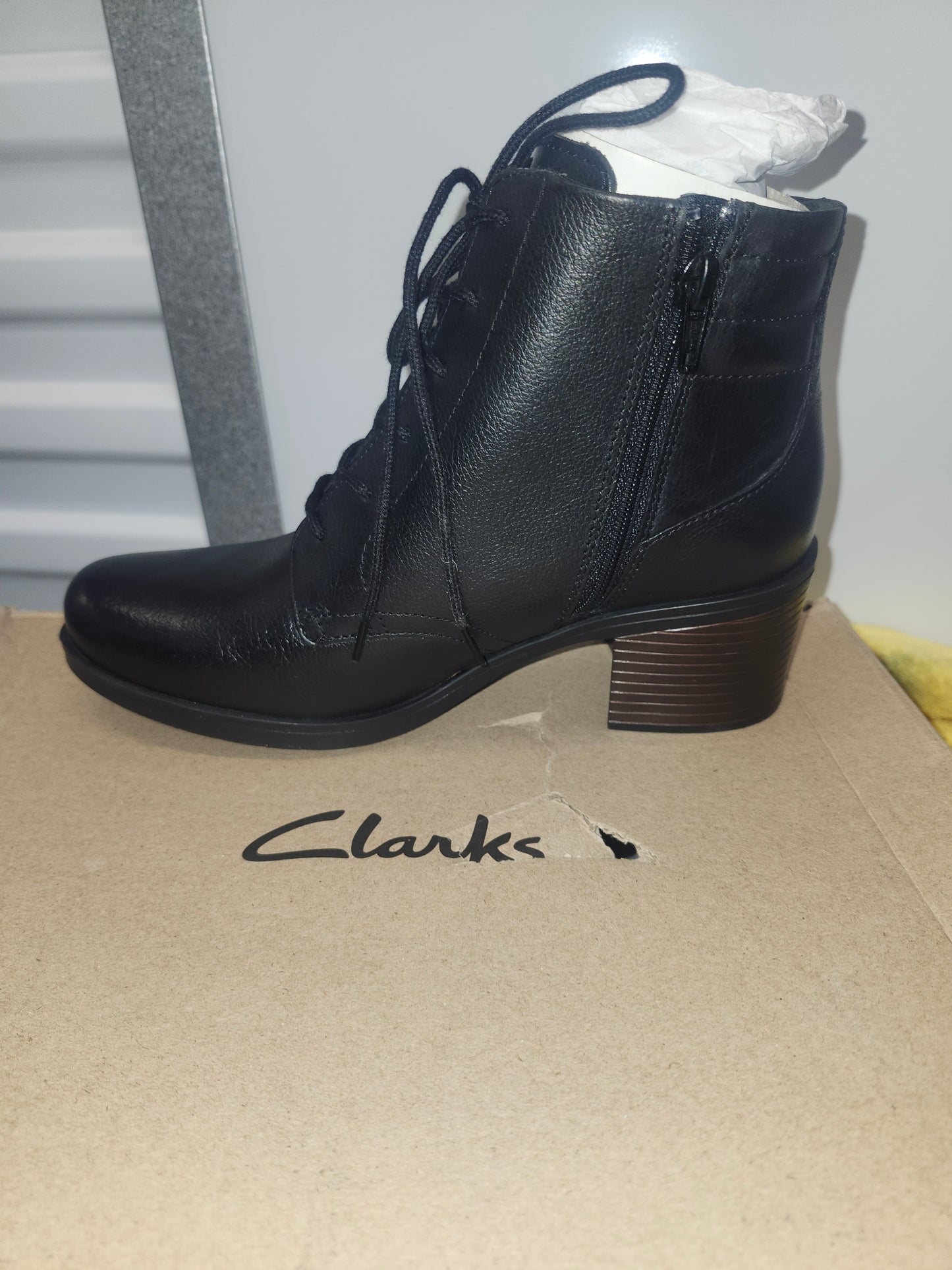 Clarks Hollis Jasmine Bootie Size 8M Women's Shoes