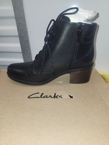 Clarks Hollis Jasmine Bootie Size 8M Women's Shoes