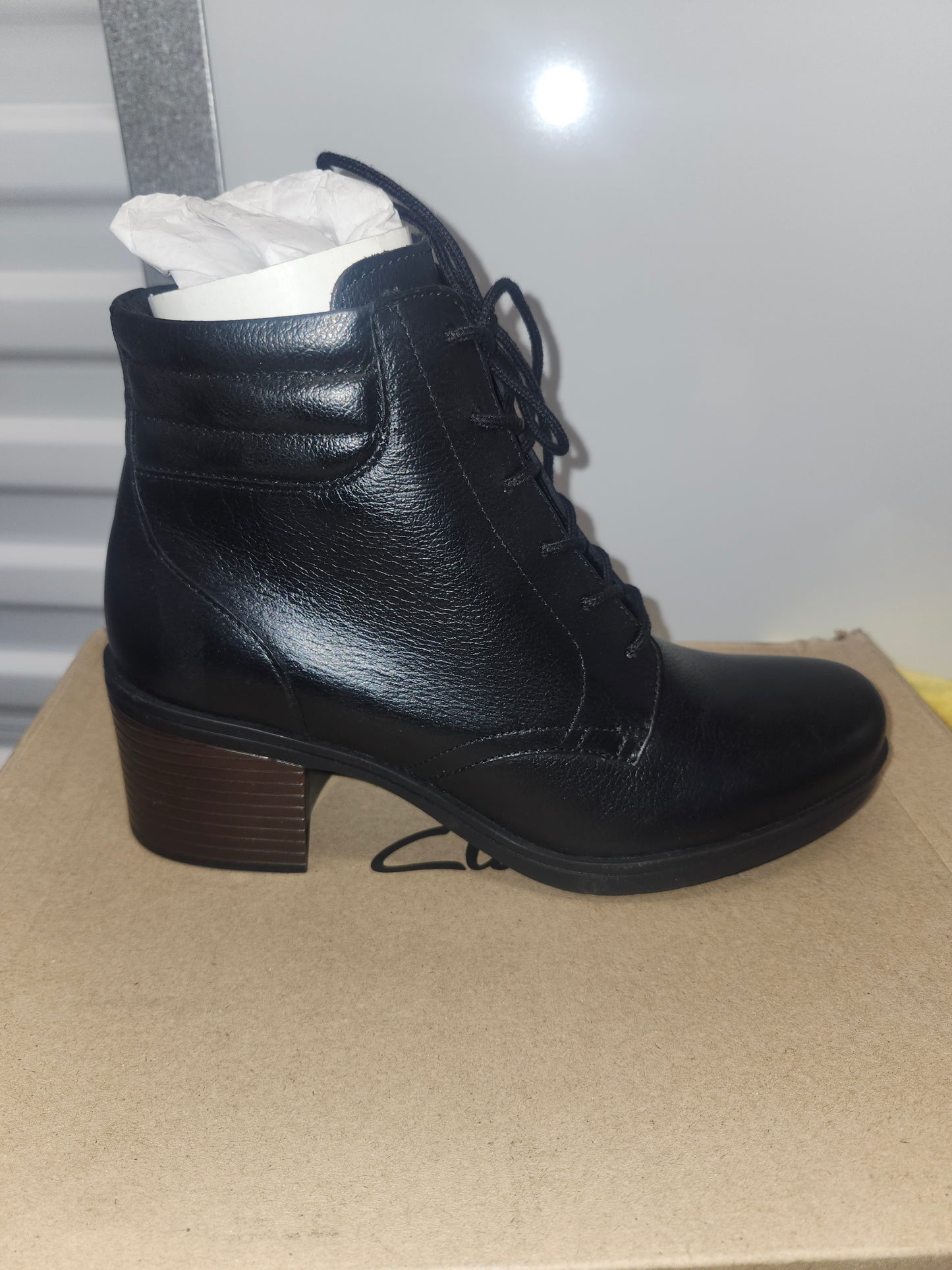 Clarks Hollis Jasmine Bootie Size 8M Women's Shoes